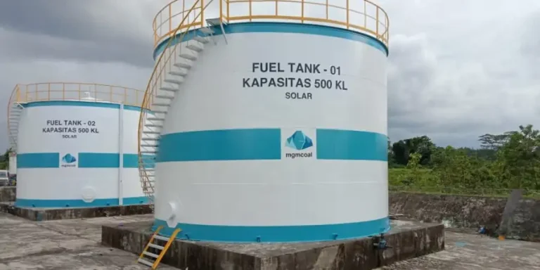 Repainting and repair project for 4x500KL fuel storage tanks executed in-service in a remote area.