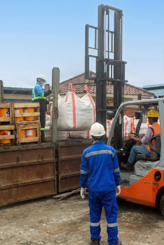 Pengiriman logistik material konstruksi yang efisien via Hub Kalimantan, keunggulan strategis perusahaan EPC Indonesia TDM.