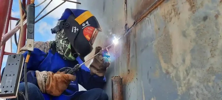 Tim manajemen dan engineer PT Tri Daya Maxima berdiskusi merencanakan eksekusi konstruksi dan fabrikasi baja.
