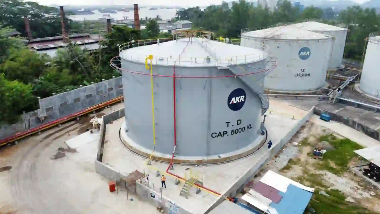 Proyek konstruksi dan fabrikasi baja untuk Storage Tank 5000 KL di area tanah lunak Palaran.